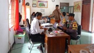 Kades Pogungkalangan Terima Petugas Babinkamtibmas Baru 2 Kades Pogungkalangan Terima Petugas Babinkamtibmas Baru2