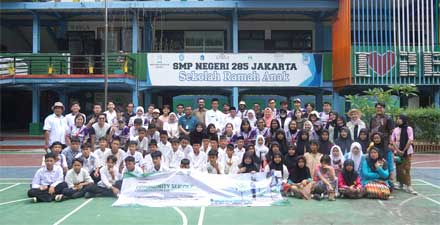 Program Belajar di Luar Negeri, Bikin Lulusan UPER Makin Diminati Korporasi 2 Mahasiswa UPER dan UTP setelah melaksanakan pengabdian kepada masyarakat berupa English Mini Camp dalam kegiatan Community Service Collaboration di SMPN 285 Jakarta, Kepulauan Seribu