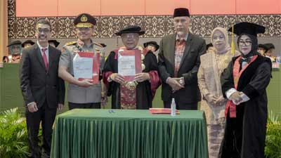 Mahyeldi Hadiri Wisuda UNES-AAI