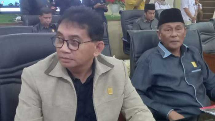 Mastilizal Aye (kiri) dan Jubir Muzni Zen