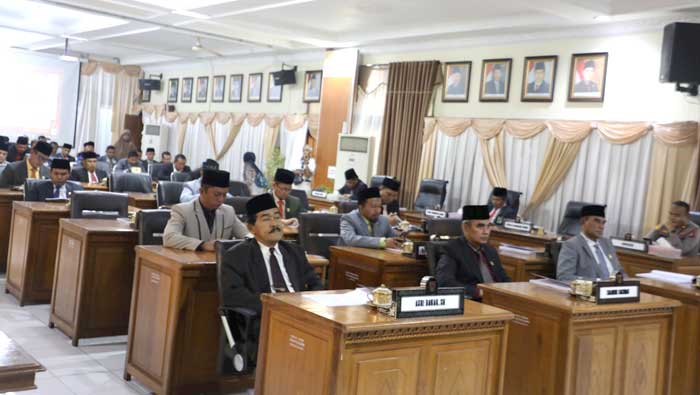 DPRD Kota Bukittinggi Buka Masa Sidang 2023-2024 2 Anggota DPRD Kota Bukittinggi mengikuti rapat paripurna