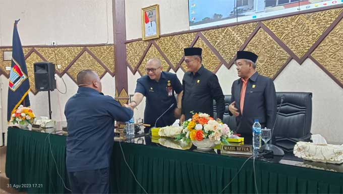 Ketua Komisi DPRD Kota Padang serahkan laporan hasil Kunker pada Masa Sidang II Tahun 2023