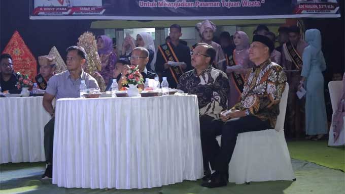 Dinas Pariwisata Pemuda Olahraga dan Kebudayaan Pasaman Sukses Gelar Grand Final Uda-Uni Duta Wisata, Ini Dia Pemenangnya 2 tamu malam grand final pemilihan Uda-Uni Duta Wisata Kabupaten Pasaman tahun 2023