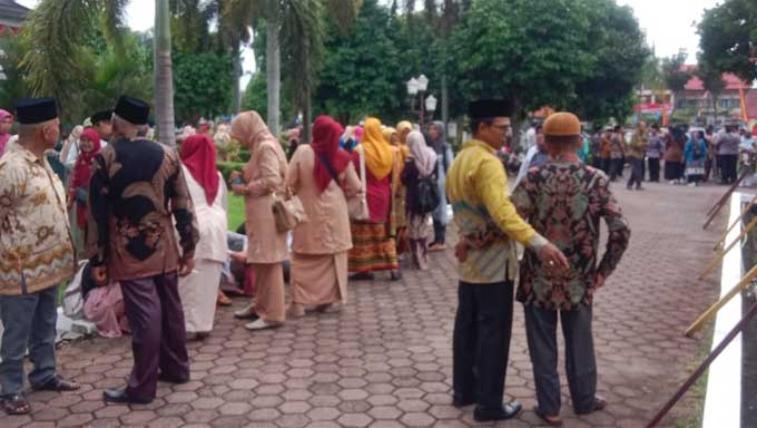 masyarakat berdiri di luar gedung saat pelantikan wali nagari terpilih di Kabupaten Agam