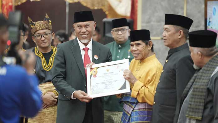 DPRD Gelar Rapat Paripurna Istimewa HUT Kota Padang ke-354 di Gedung Baru, 11 Tokoh Masyarakat Dapat Pin Emas 2 Gubernur Sumatera Barat, Mahyeldi Ansharullah serahkan pin emas kepada salah satu tokoh masyarakat