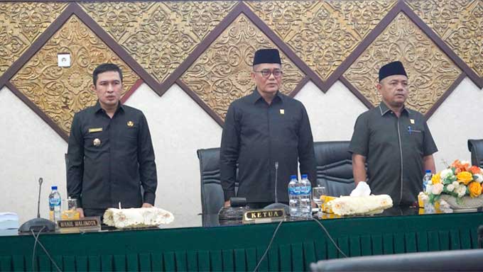 DPRD Padang Gelar Rapat Paripurna Penyampaian Nota Keuangan Ranperda APBD-P 2023 dan RAPBD TA 2024 2 DPRD Padang Gelar Rapat Paripurna Penyampaian Nota Keuangan Ranperda APBD-P 2023 dan Nota Pengantar Keuangan RAPBD TA 2024