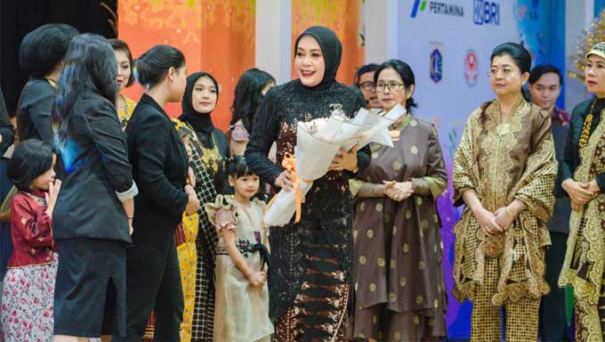 Dekranasda Kabupaten Solok Angkat Kids Fashion Show Pesona Batik Minang di Kriya Nusa 2023 4 Ketua Dekranasda Kabupaten Solok, Ny. Hj. Emiko mendapat karangan bunga saat Kids Fashion Show Pesona Batik Minang di Kriya Nusa 2023