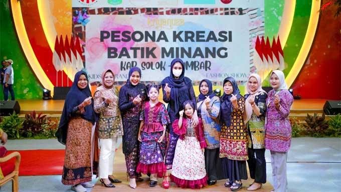 Dekranasda Kabupaten Solok Angkat Kids Fashion Show Pesona Batik Minang di Kriya Nusa 2023 5 Kids Fashion Show Pesona Batik Minang Dekranasda Kabupaten Solok di Kriya Nusa 2023