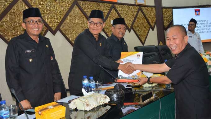 DPRD Kota Padang Setujui APBD Perubahan 2023 serta Perda Pajak dan Retribusi Daerah 2 Fraksi DPRD Kota Padang serahkan pandangan akhir terhadap Ranperda Pajak dan Retribusi Daerah