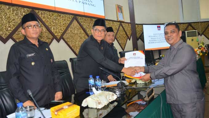DPRD Kota Padang Setujui APBD Perubahan 2023 serta Perda Pajak dan Retribusi Daerah 3 Fraksi DPRD Kota Padang serahkan pandangan akhir terhadap Ranperda Pajak dan Retribusi Daerah