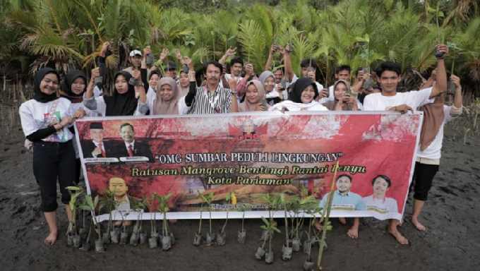 Orang Muda Ganjar Sumbar Tanam Ratusan Bibit Mangrove di Pantai Penyu Pariaman 2 IMG 20231120 113145 resize 43