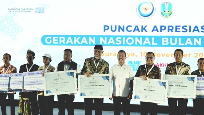 Komit dalam Pengelolaan Sampah Laut, Gubernur Sumbar Terima Penghargaan dari KKP RI 2 Gubernur Sumbar Terima Penghargaan dari KKP RI