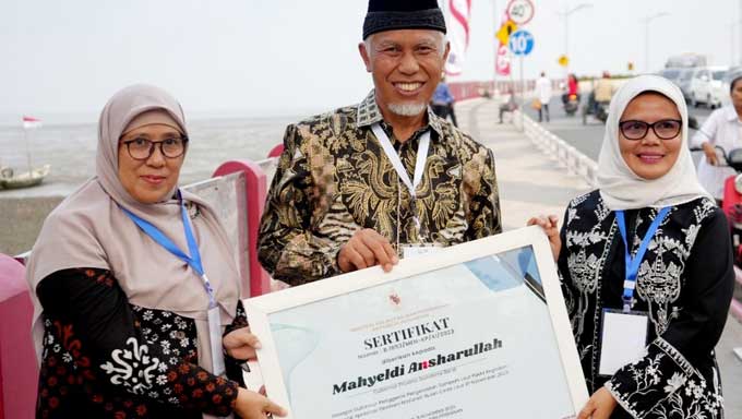 Komit dalam Pengelolaan Sampah Laut, Gubernur Sumbar Terima Penghargaan dari KKP RI 2 Gubernur Sumbar Terima Penghargaan dari KKP RI