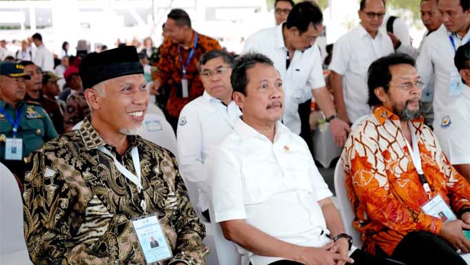 Komit dalam Pengelolaan Sampah Laut, Gubernur Sumbar Terima Penghargaan dari KKP RI 3 Gubernur Sumbar Terima Penghargaan dari KKP RI