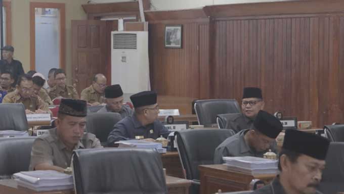 Pemko Bukittinggi Hantarkan Ranperda Penanaman Modal serta Pemberdayaan Perempuan dan Perlindungan Anak ke DPRD 2 Rapat paripurna DPRD Kota Bukittinggi
