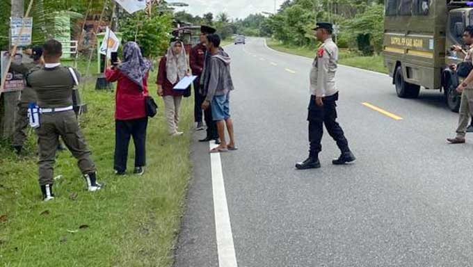 Bawaslu Tertibkan Alat Peraga Kampanye di Kabupaten Agam wilayah barat