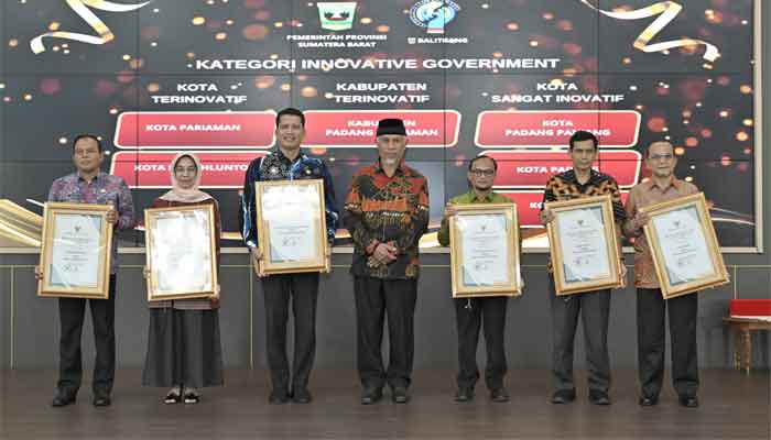 Gubernur Sumbar Serahkan Penghargaan Indeks Inovasi dan Pengelolaan Keuangan, Ini Dia Pemenangnya 2 Penyerahan penghargaan Indeks Inovasi Daerah dan Indeks Pengelolaan Keuangan Daerah Tahun 2023
