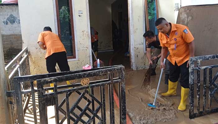 Hujan Lebat, Ratusan Rumah di 4 Nagari Kecamatan IX Koto Dharmasraya Terendam Banjir 2 Petugas BPBD Dharmasraya ikut bersihkan material banjir