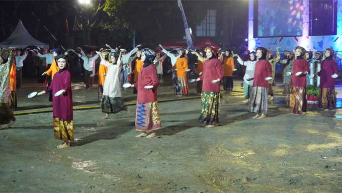 Pemko Bukittinggi Gelar PEDATI XIII, Jumlah Kunjungan dan PAD Meningkat 2 Penampilan seni di pembukaan PEDATI XIII