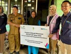 Srikandi PLN Hadirkan Sambungan Listrik Gratis bagi Warga Prasejahtera di 10 Kota 9 Penyerahan bantuan penyambungan listrik gratis kepada Uchi (tengah), salah satu penerima manfaat di Desa Sukaresmi, Bandung Barat