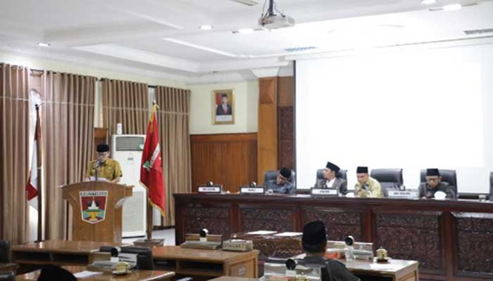 DPRD Kota Bukittinggi Setujui Perda Penyelenggaraan KLA dan Trantibum 2 Sekretaris DPRD Kota Bukittinggi, Melwizardi membacakan nota kesepakatan.