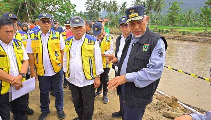 Kementerian PUPR Kucurkan Rp 478 M Lebih untuk Membangun Jalan di Sumbar, Ini Rinciannya 2 Menteri PUPR Basuki Hadimuljono tinjau lokasi bencana di Sumbar.
