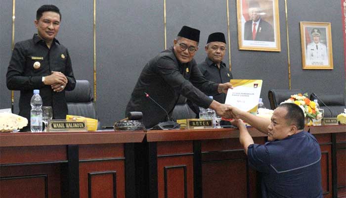 Boby Rustam menyerahkan dokumen laporan komisi III