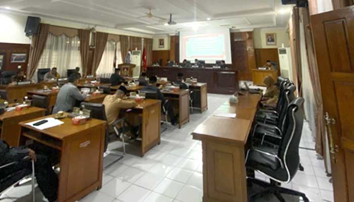 Gelar Rapat Paripurna, DPRD Bukittinggi Sampaikan Rekomendasi Atas LKPj Wali Kota Tahun 2023 2 Suasana Rapat Paripurna DPRD Kota Bukittinggi tentang penyampaian rekomendasi atas LKPJ Wali Kota Tahun 2023.