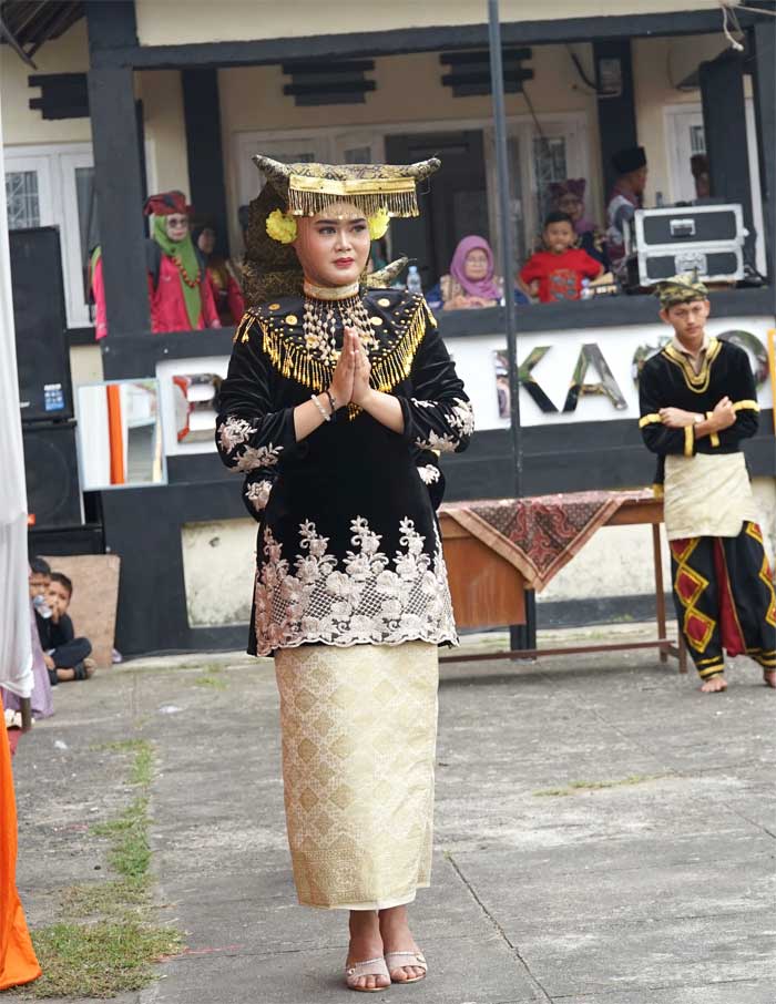 Atraksi Tari Piring Afifah Rinra Putri Pukau Penonton di Acara KAN Nagari Payobasuang 2 Afifah Rinra Putri