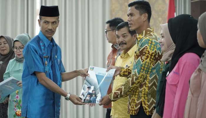 Siapkan Indonesia Emas 2045, Pemkab Solok Selatan Kian Serius Kejar Penurunan Angka Stunting 2 Wakil Bupati Yulian Efi saat Pencanangan Intervensi Serentak Pencegahan Stunting di Kabupaten Solok Selatan