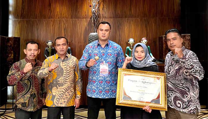 Diterima Bupati Sijunjung, RDK Nagari Taratak Baru Terima Penghargaan tingkat Nasional 2 RDK Nagari Taratak Baru Terima Penghargaan tingkat Nasional dari BKKBN