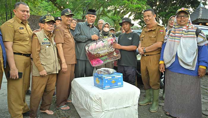 Salurkan Bantuan, Gubernur Mahyeldi: Sungai di Ngarai Sianok Segera Dinormalisasi 2 Mahyeldi serahkan bantuan untuk warga terdampak banjir Ngarai Sianok