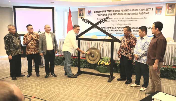 Pimpinan dan Anggota DPRD Kota Padang Ikuti Bimtek Peningkatan Kapasitas di Pekanbaru 2 Pembukaan Bimtek Peningkatan Kapasitas bagi Pimpinan dan Anggota DPRD Kota Padang Masa Sidang II di Pekanbaru