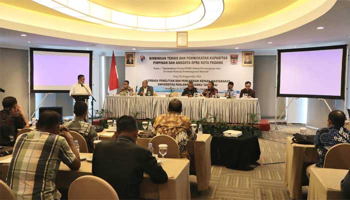 Pimpinan dan Anggota DPRD Kota Padang Ikuti Bimtek Peningkatan Kapasitas di Pekanbaru 3 Bimtek Peningkatan Kapasitas bagi Pimpinan dan Anggota DPRD Kota Padang Masa Sidang II di Pekanbaru