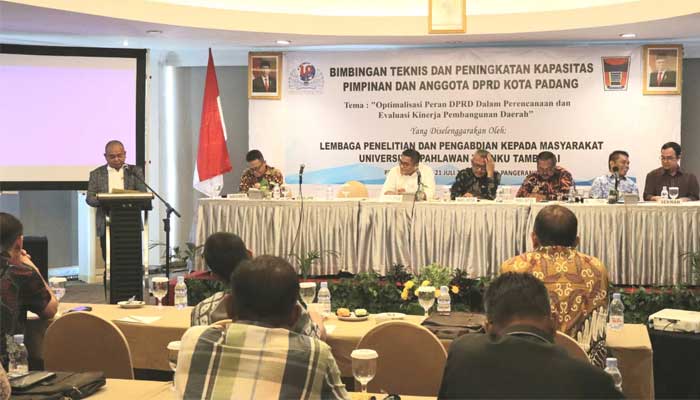 Pimpinan dan Anggota DPRD Kota Padang Ikuti Bimtek Peningkatan Kapasitas di Pekanbaru 4 Bimtek Peningkatan Kapasitas bagi Pimpinan dan Anggota DPRD Kota Padang Masa Sidang II di Pekanbaru