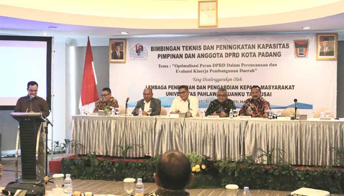 Pimpinan dan Anggota DPRD Kota Padang Ikuti Bimtek Peningkatan Kapasitas di Pekanbaru 3 Bimtek Peningkatan Kapasitas bagi Pimpinan dan Anggota DPRD Kota Padang Masa Sidang II di Pekanbaru
