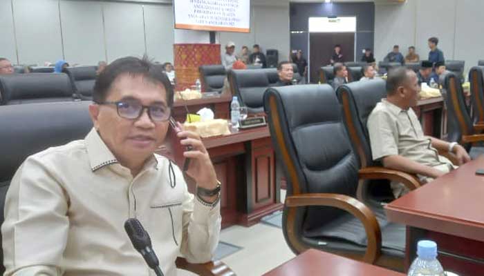 Pj Wako Andree Sampaikan KUA-PPAS ke DPRD Kota Padang, Ini Fokus Pembangunan 2025 2 Anggota DPRD Kota Padang mengikuti rapat paripurna penyampaian KUA-PPAS 2025
