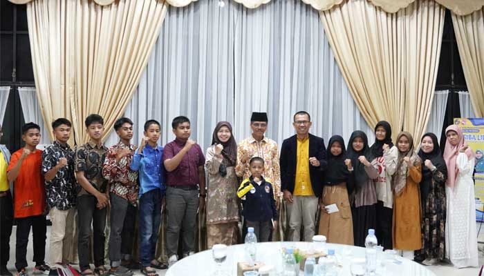 Bupati Limapuluh Kota, Safaruddin bersama para siswa berprestasi utusan Sumbar ke tingkat nasional