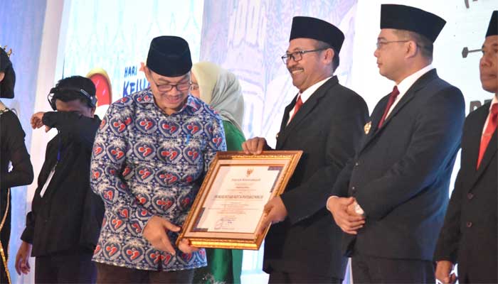 Sukses Naikkan Indeks Pembangunan, Pj Wali Kota Payakumbuh Terima Penghargaan dari BKKBN 2 Pj Wali Kota Payakumbuh, Suprayitno terima penghargaan iBangga dari BKKBN