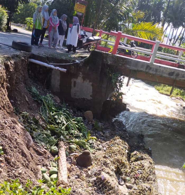 Badan Jalan di Nagari Sako Utara Rusak Parah