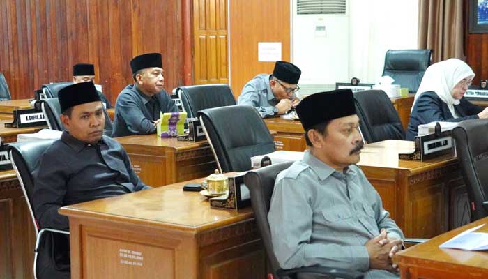 Pemko Bukittinggi Hantarkan KUA PPAS 2025 dan Perubahan KUA PPAS 2024 2 Anggota DPRD Kota Bukittinggi mengikuti rapat paripurna tentang KUA PPAS 2025 dan Perubahan KUA PPAS 2024