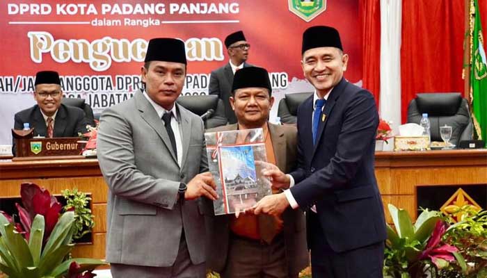 20 Anggota DPRD Kota Padang Panjang Periode 2024-2029 Resmi Emban Amanah 2 Pelantikan Anggota DPRD Kota Padang Panjang Periode 2024-2029
