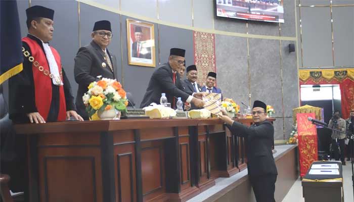 45 Anggota DPRD Kota Padang Terpilih Periode 2024-2029 Dilantik, Ini Daftarnya 2 Sekwan, Hendrizal Azhar serahkan surat keputusan pengangkatan Ketua dan Wakil Ketua sementara DPRD Kota Padang