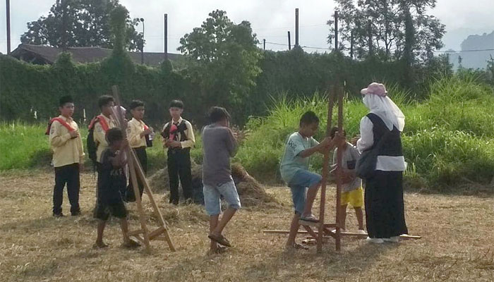 Galanggang Arang #8 di Padang Panjang Bahas WTBOS sebagai Ruang Publik Industri Kreatif 2 Siswa SMP bermain engrang