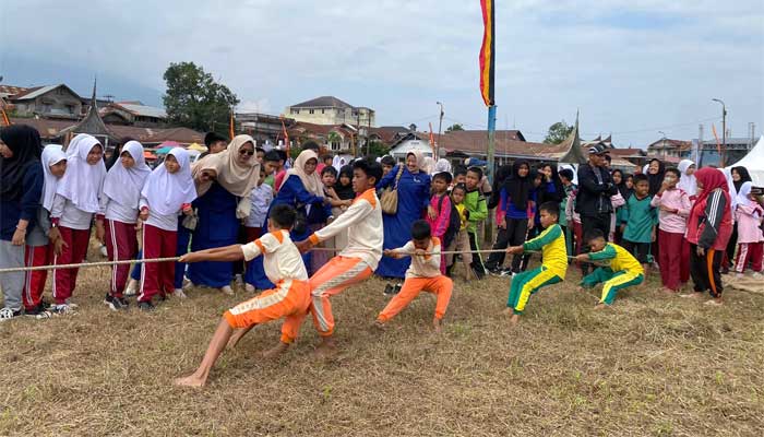 Permainan Anak Tradisional Meriahkan Galanggang Arang #8 di Padang Panjang 2 Permainan anak tradisional tarik tambang