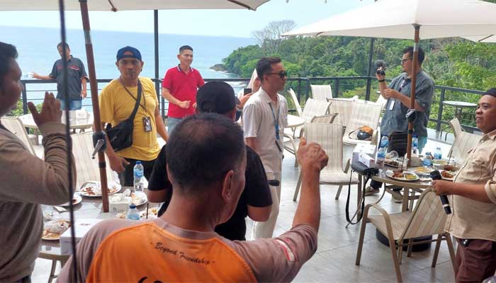 Khairul Tan goyang bersama para awak media pada acara Kopdar JNE Express