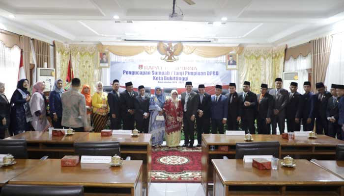 Syaiful Efendi dan Zulhamdi Dilantik Jadi Ketua dan Wakil Ketua DPRD Kota Bukittinggi Definitif Periode 2024-2029 2 Anggota DPRD Kota Bukittinggi foto bersama