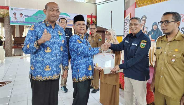 Padang Panjang Raih Tiga Penghargaan, Paritrana Award dari BPJS Ketenagakerjaan serta Penghargaan dari BKN dan KIA 2 Pemko Padang Panjang terima penghargaan KIA