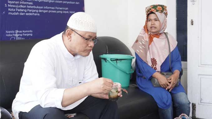 Rasakan Manfaat Minuman Kesehatan Tradisional Minang Aia Aka, Apa Aja? 2 Kepala Dinas Kominfo Kota Padang Panjang, Ampera Salim minum aia aka buatan Imur