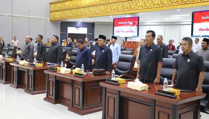 DPRD Kota Padang Setujui APBD Perubahan 2024, Segini Jumlahnya 3 Anggota DPRD Kota Padang serius mengikuti rapat paripurna. (f/humas)